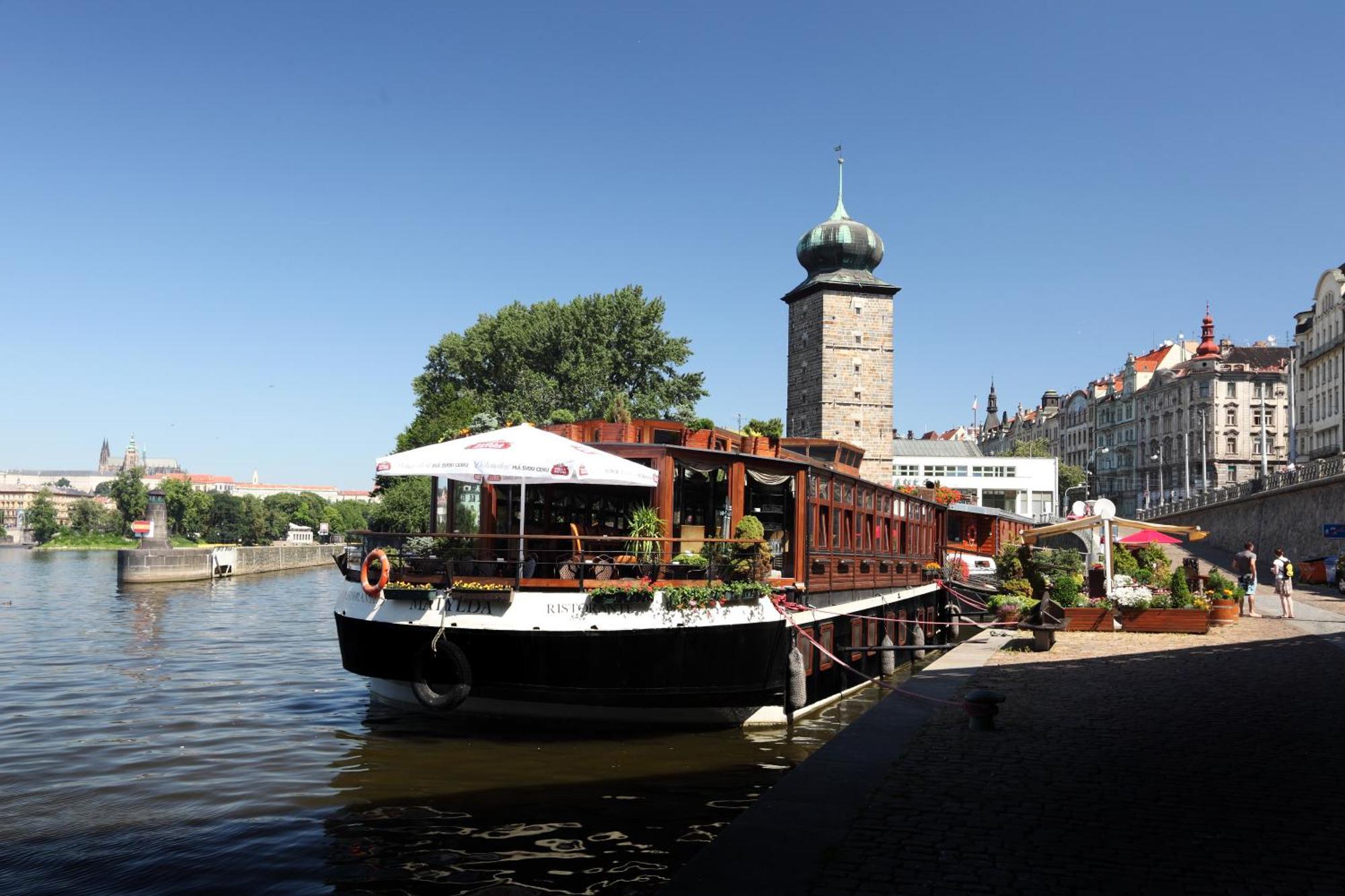 Boat Hotel Matylda Praha Bagian luar foto