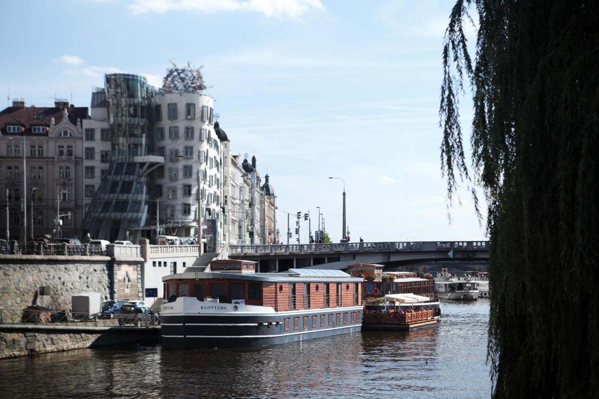 Boat Hotel Matylda Praha Bagian luar foto